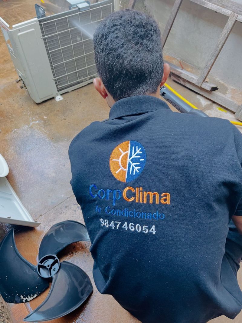 Técnico instalando ar-condicionado